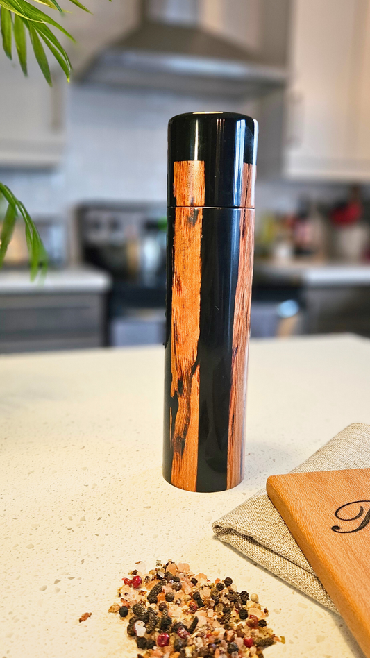 Moulin à épices en loupe de bois et époxy noir 10 pouces