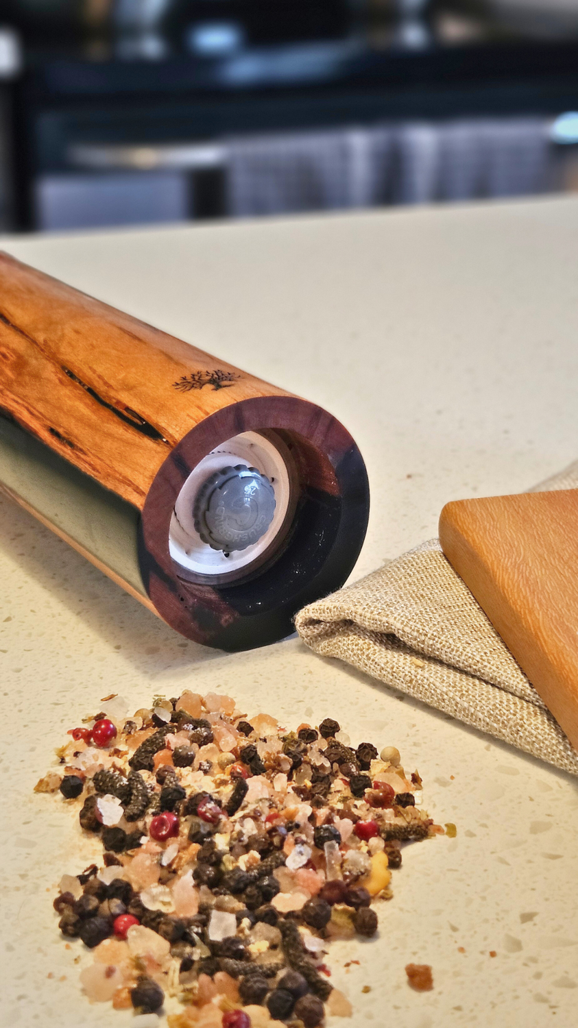 Moulin à épices en loupe de bois et époxy noir 10 pouces
