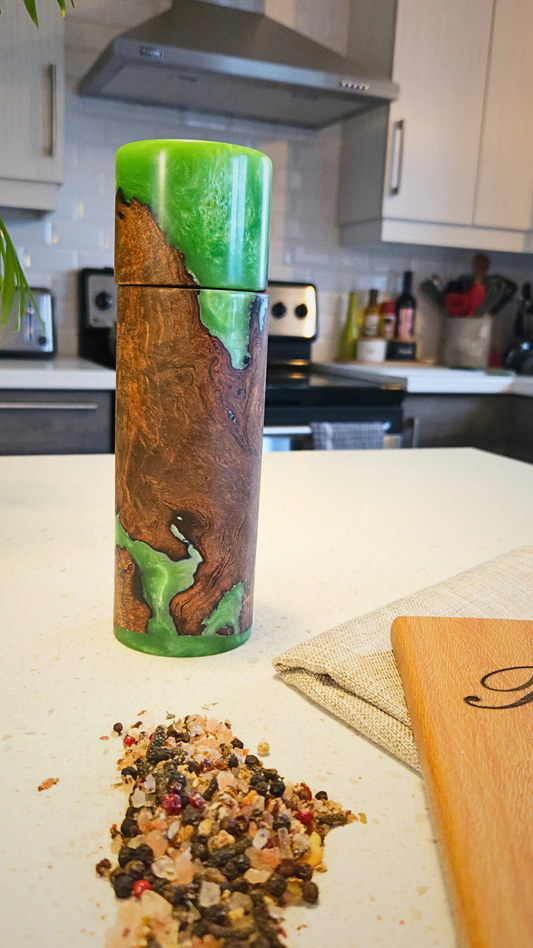 Moulin à épices 8 pouces en loupe de bois et époxy vert