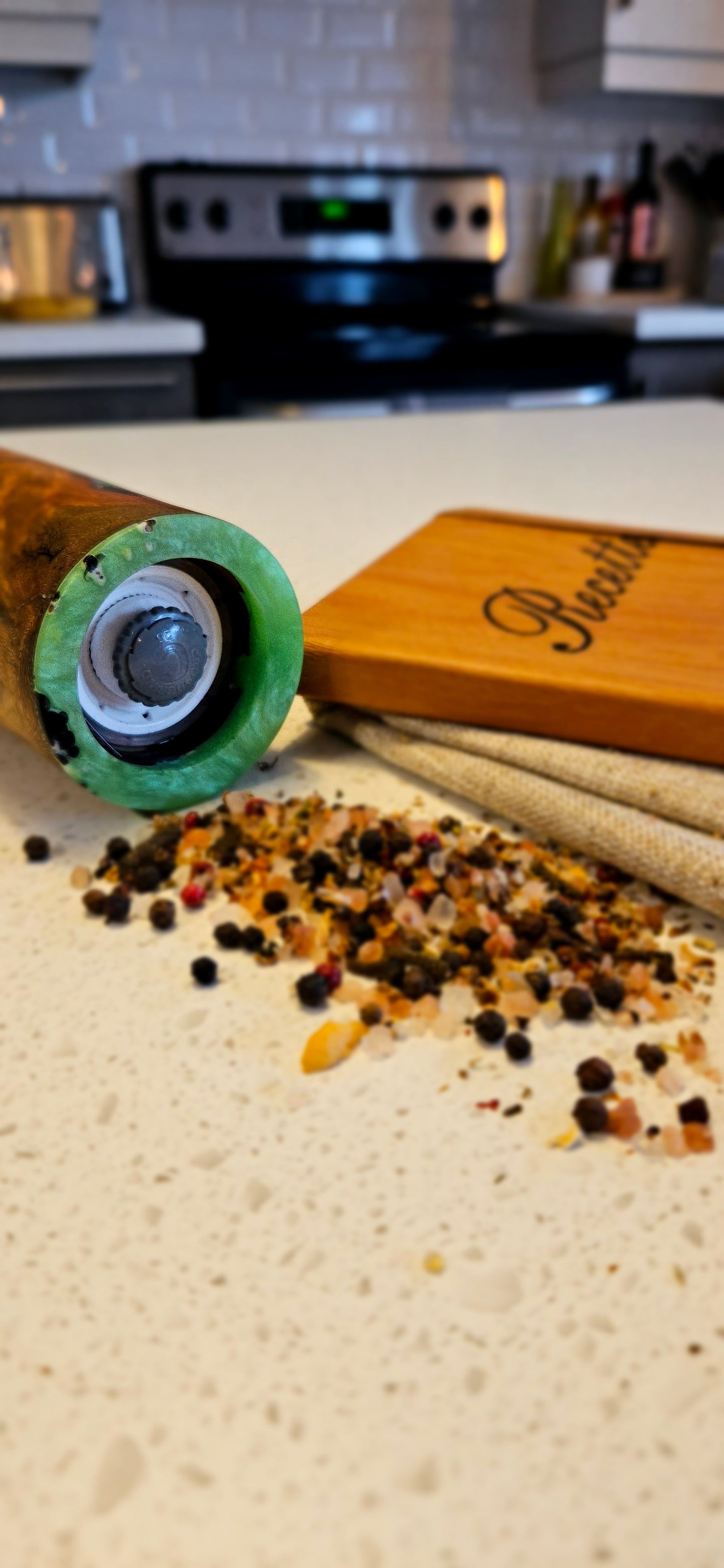 Moulin à épices 8 pouces en loupe de bois et époxy vert