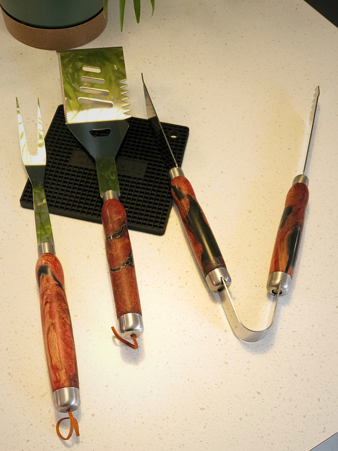 Kit de BBQ en stainless fait en loupe de bois et époxy noir