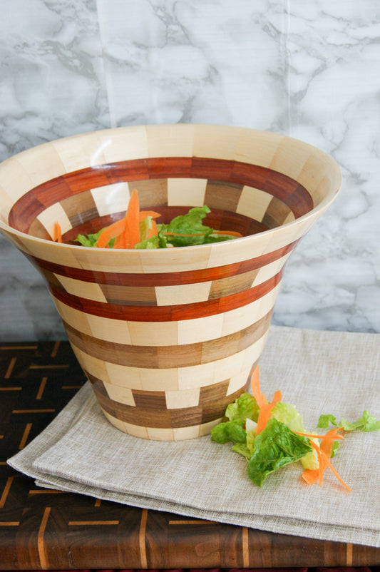 Saladier segmenté en bois d'érable, de noyer et de padouk