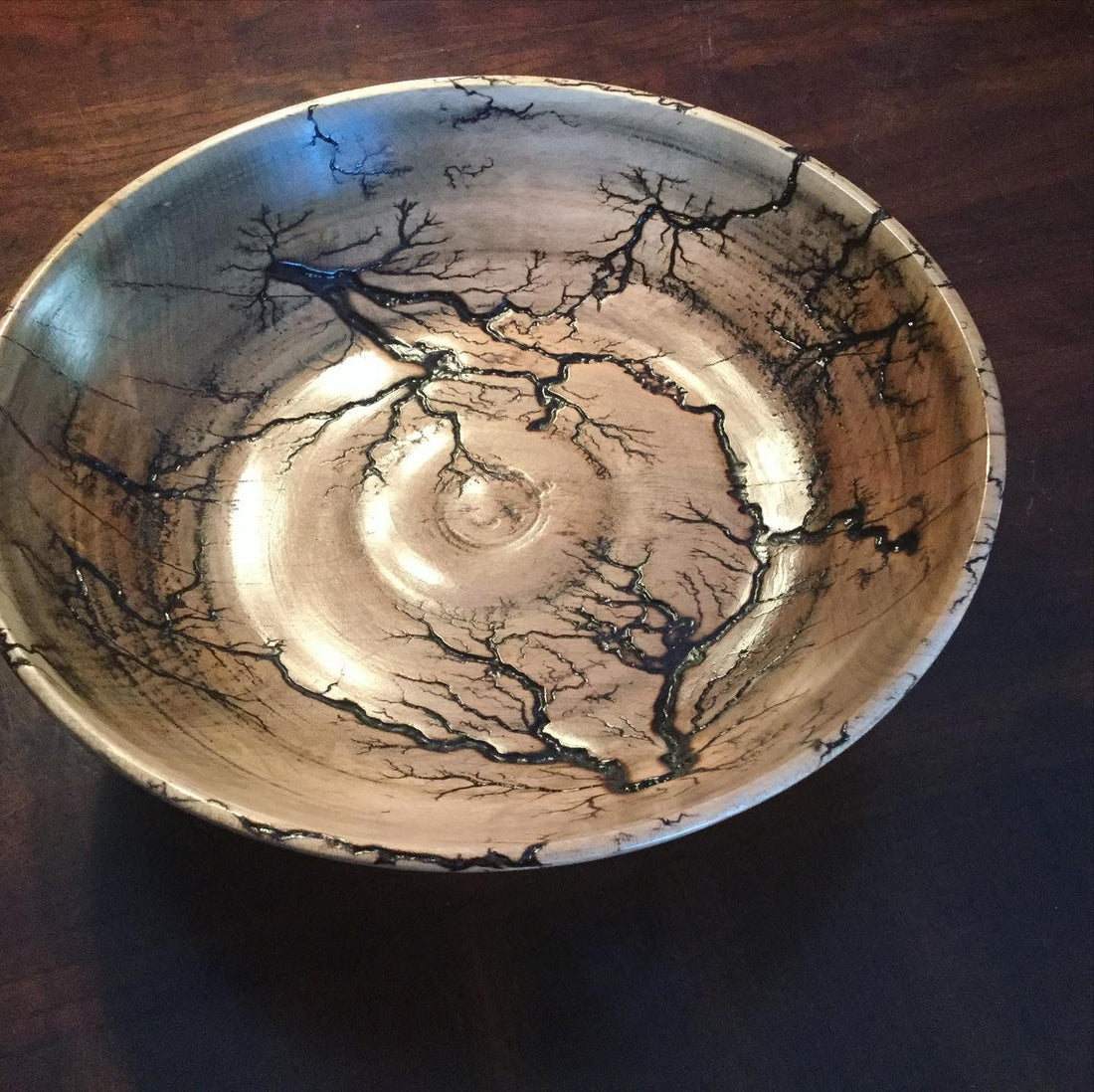 La technique Lichtenberg sur bois : quand la foudre dessine la matière