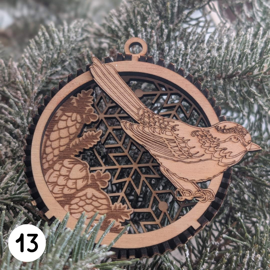 Un oiseau percher parmis les pommes de pain sous les flocons