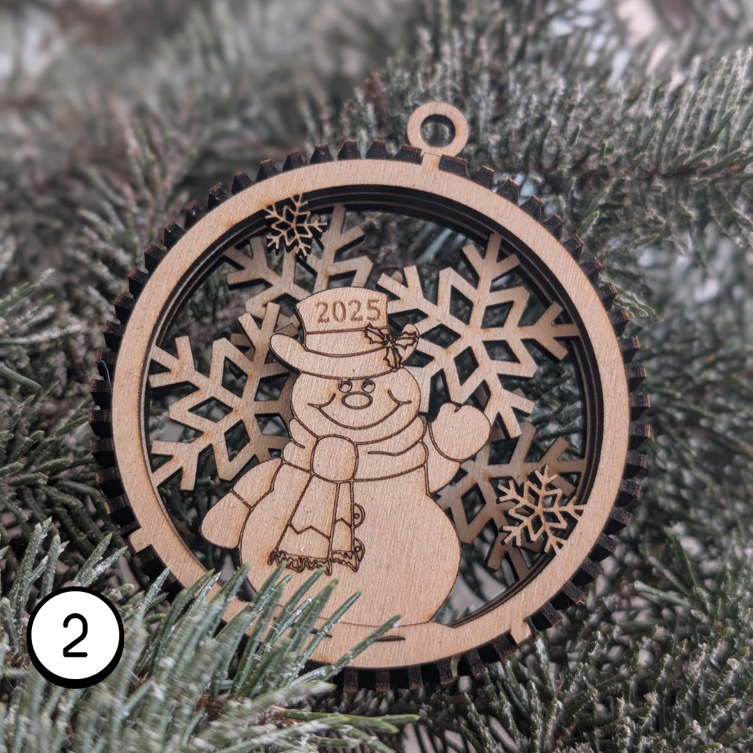 Bonhomme de neige en perpective avec flocon en bois parfait pour un Noêl