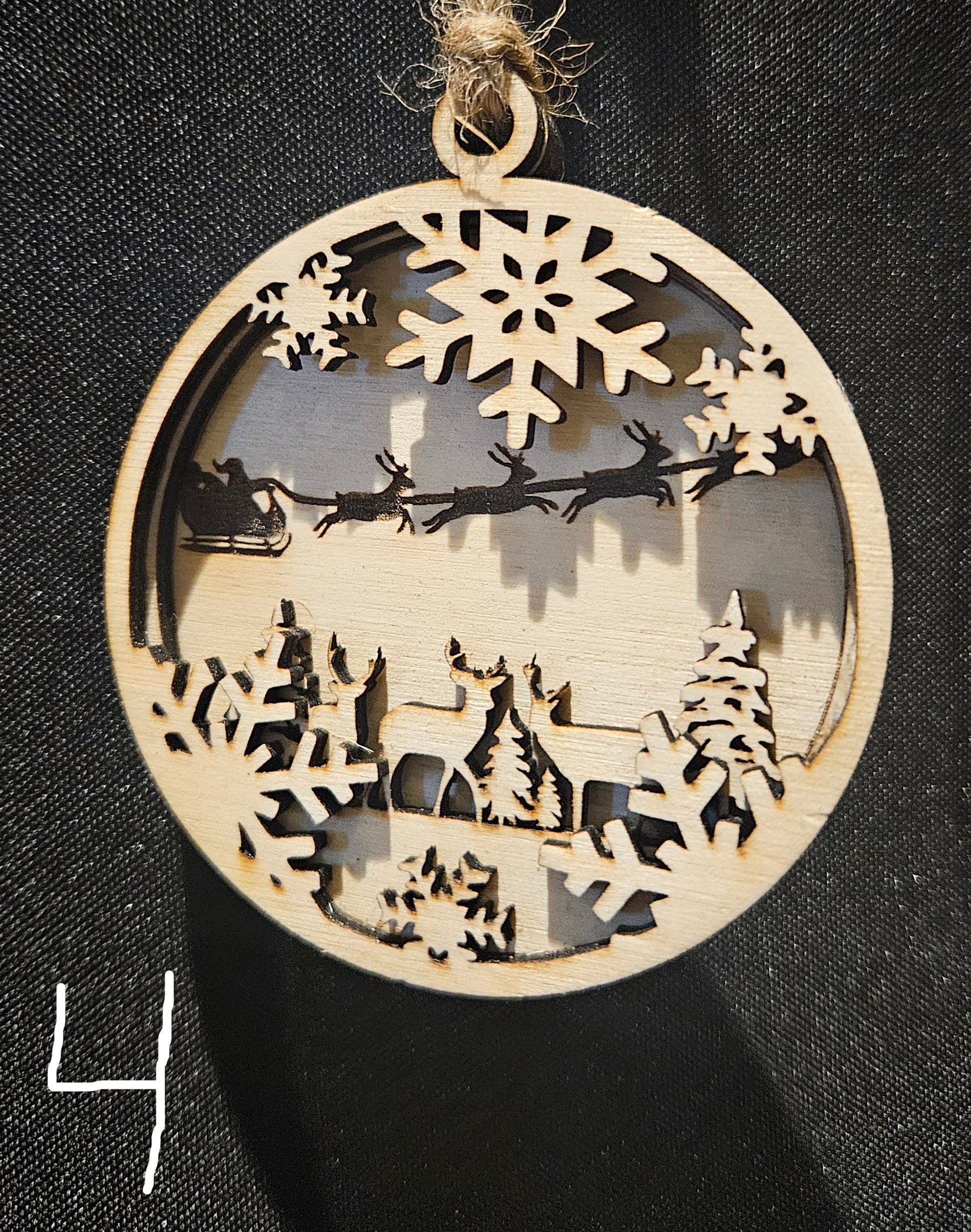 Boule de noel en bois supperposé avec effet de profondeur traineau, reine et sapin flocon coupe laser  en érable 